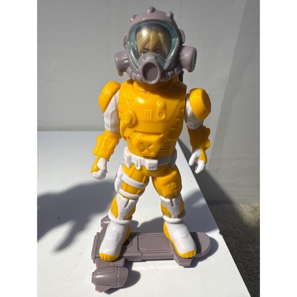 Maxi Kinder Surprise 2024 Spacemen Space Astronaut Figures Easter Yellow Red - Picture 4 of 5